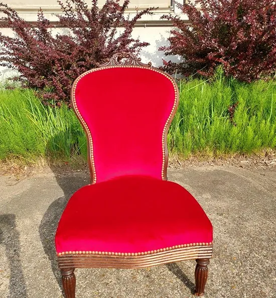 Chaise en velours rouge restaurée lors d’un stage à L’Atelier de Lolie