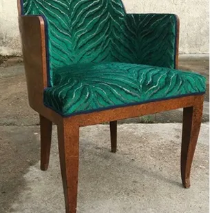Fauteuil ancien restauré en velours vert, structure en bois clair