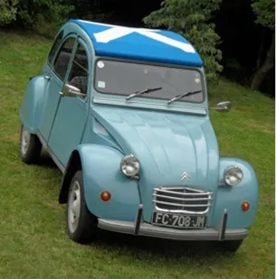 Citroën 2CV bleue vintage dont la sellerie a été restaurée