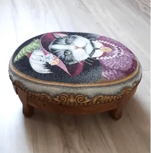 Tabouret retapissé d’un tissu à motif de chat et de fleurs